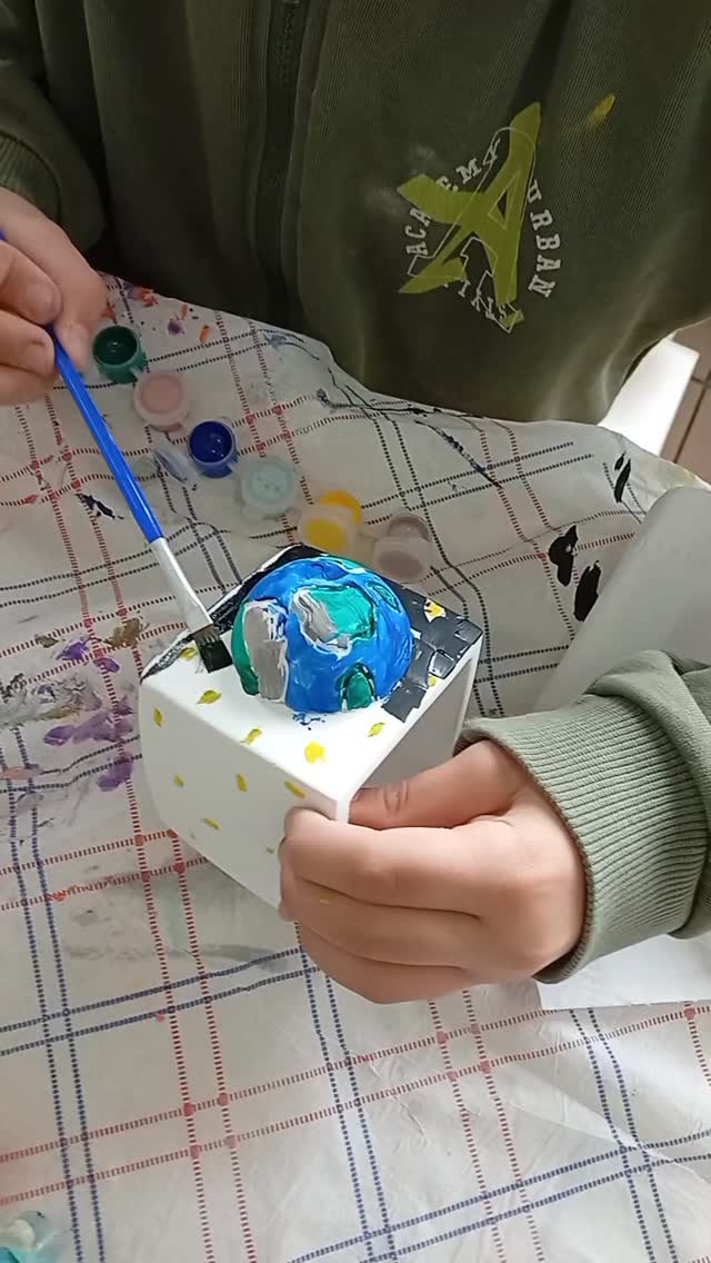Dünya Figürlü Kalemlik Boyama Etkinliği
